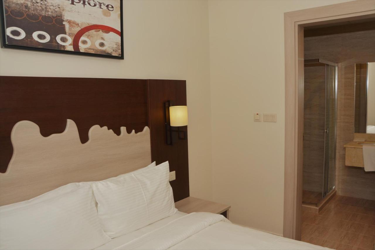 Hostel The Lofts Kuwait Fintas Kuwait City Exterior foto